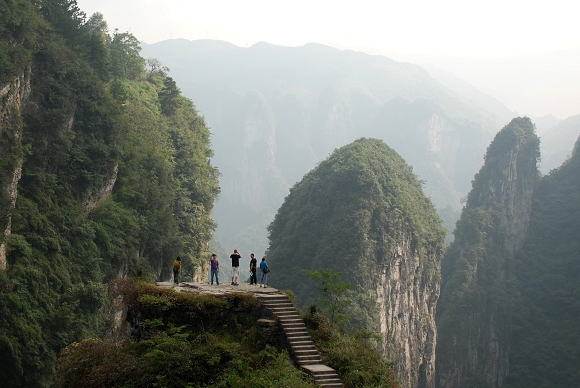 Aussichtsplattform Tianwentai auf das Flusstal in Dehang mit Miao-Dorf
