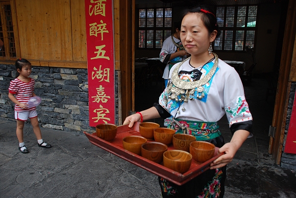 Miao-Frau im Minderheiten-Dorf in Dehang
