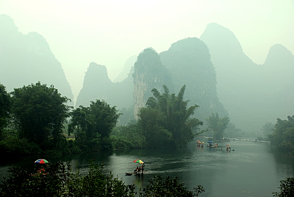 Yulong-Fluss und Karstlandschaft in Yangshuo
