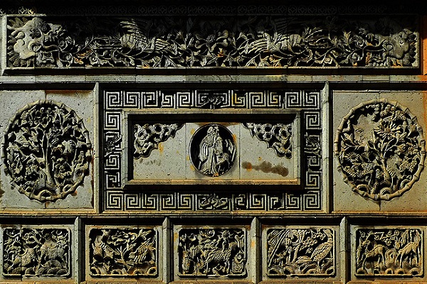 Steinschnitzerei im Dorf Xiamei