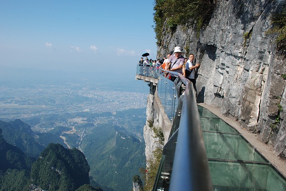 Skywalk Boli-Zhandao im Tianmenshan Nationalpark in Zhangjiajie Skywalk Boli-Zhandao im Tianmenshan Nationalpark in Zhangjiajie