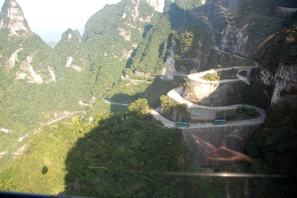 Himmelsserpentine im Tianmenshan-Nationalpark in Zhangjiajie Himmelsserpentine im Tianmenshan-Nationalpark in Zhangjiajie