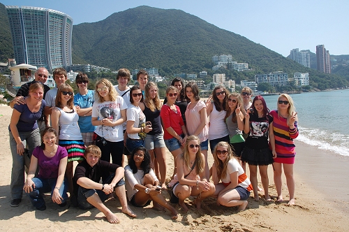 Gruppenfoto der Sch�lergruppe vor dem Fengshui-Haus in Hongkong